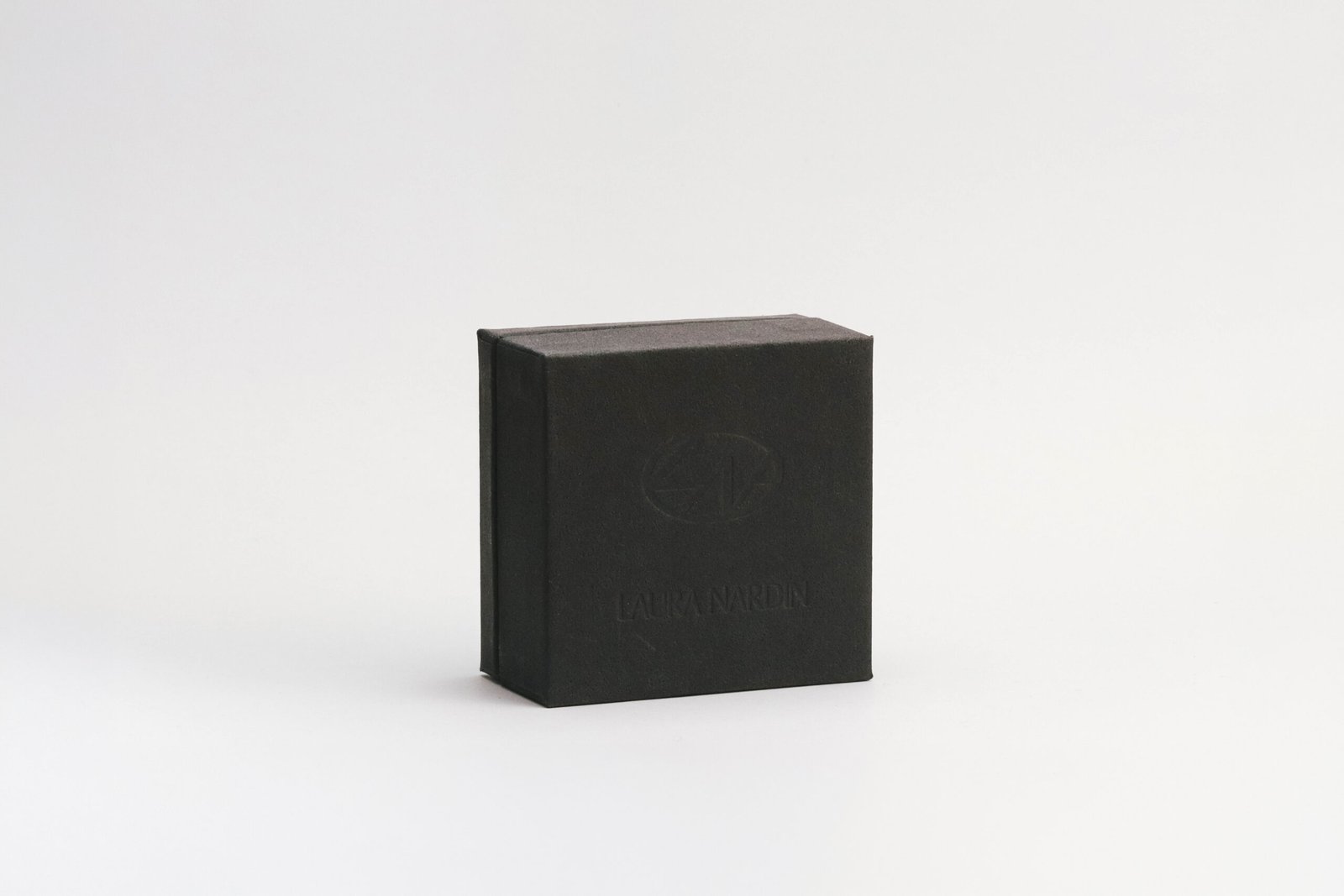 Laura Nardin jewelry packaging